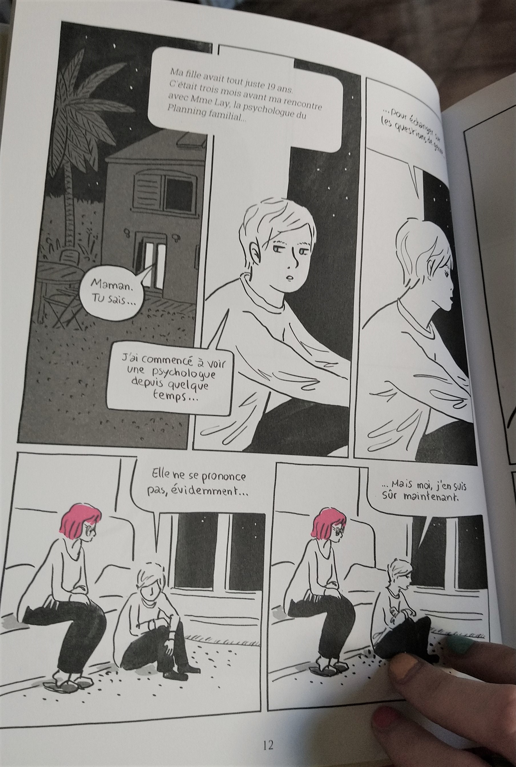 Page 12. La légende dit "Ma fille avait tout juste 19 ans. C'était trois mois avant Mme Lay, la psychologue du Planning familial…". L'enfant et sa mère sont dans une chambre. Le fils dit : "Maman. Tu sais… J'ai commencé à voir une psychologue depuis quelque temps… pour échanger sur les questions de genre." en regardant par la fenêtre d'un air pensif. La mère est assise sur le canapé, le fils par terre. Il continue. "Elle ne se prononce pas, évidemment… Mais moi, j'en suis sûr maintenant."